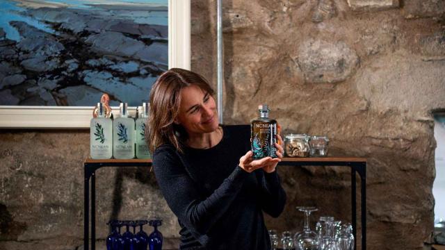 Annabel Thomas holding Nc'neans Record Breaking Ainnir Single Malt Whisky